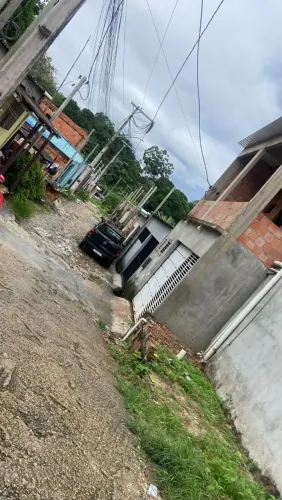 Terreno murado mede 5 de largura por 12 de comprimento.
