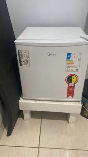 Frigobar Midea Muito novo