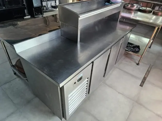BALCÃO REFRIGERADO COM CONDIMENTADORA COM 3 PORTAS 0,7X2,00