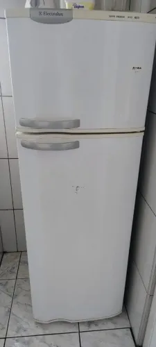 Geladeira Electrolux 275l 220V com defeito