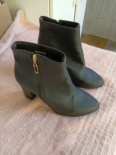 Bota cano baixo .nunca usada couro
