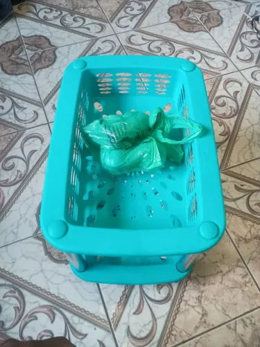 Lindo compactador de dois lugares para colocar esmalte maquiagem e frutas