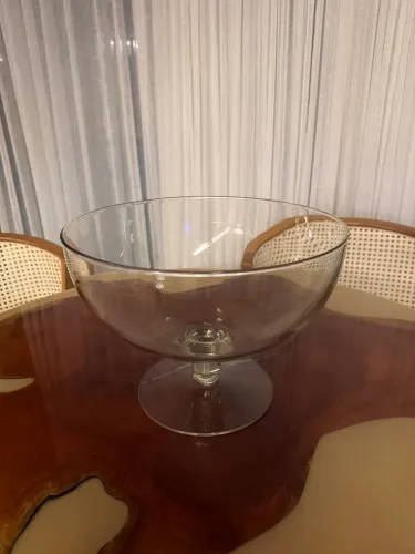 Taça grande de vidro com pé 