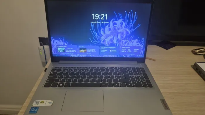 Notebook lenovo 8gb muito novo !