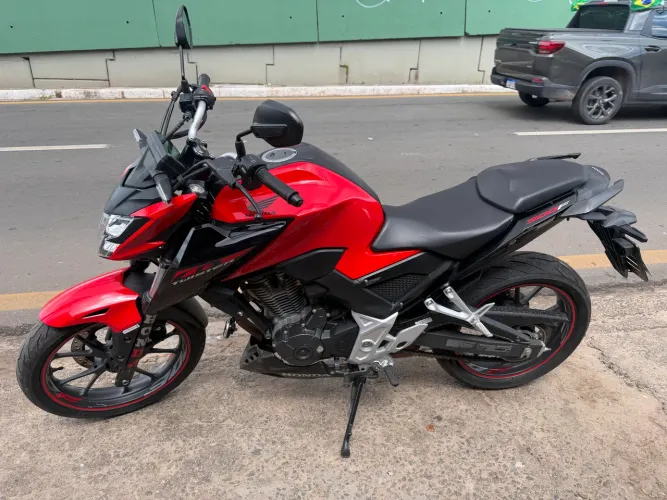 CB 300F 2023 km 7.100 ÚNICO DONO ACEITA CARTÃO ATÉ 18X FINANCIA PELOS BANCOS