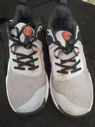 Tênis under armour usado bem conservado.