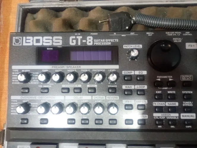 Pedaleira Boss gt8 guitarra com pedal de distorção e fonte 