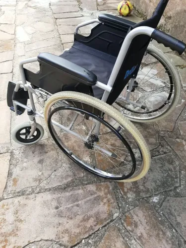 CADEIRA DE RODAS DOBRÁVEL DELLAMED DOBRÁVEL SEMIUSADA PNEU MACIÇO