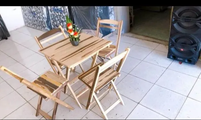 Conjunto dobrável quadrado com 4 cadeiras.