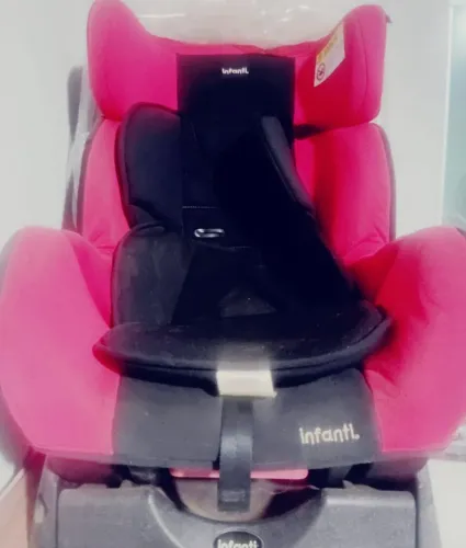 Cadeirinha para bebês até 36 kg. Possui 3 inclinações.