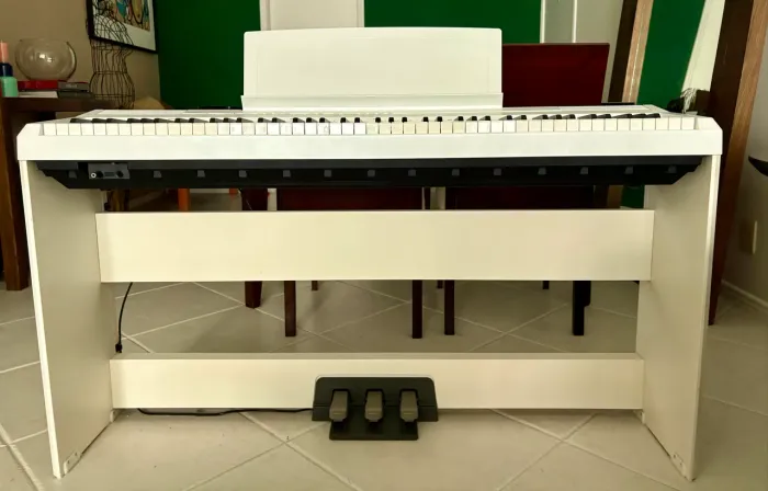 PIANO DIGITAL YAMAHA P105+SUPORTE+TRIO PEDAIS+ESTANTE PARTITURA+FONTE+BANCO