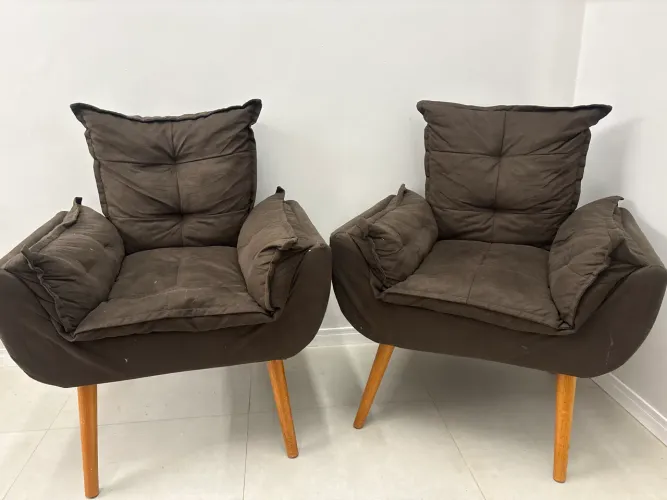 DUAS POLTRONAS