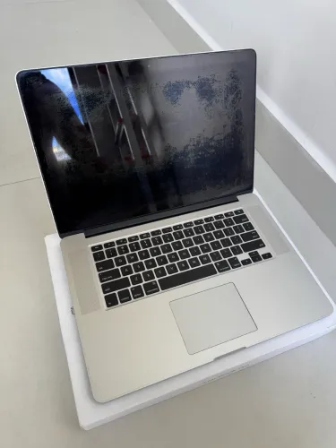 Macbook 2015 quad core Intel i7 16 gb