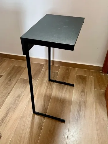 Mesa lateral de encaixe no sofá 