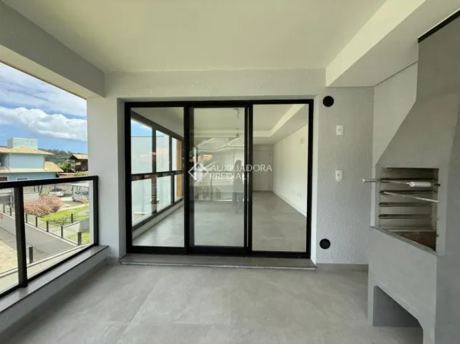 Apartamento com sacada e linda vista.
