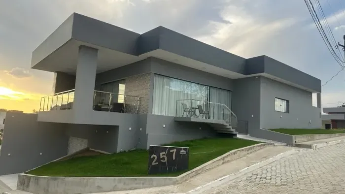 CASA À VENDA NO CONDOMÍNIO MÃE RAINHA