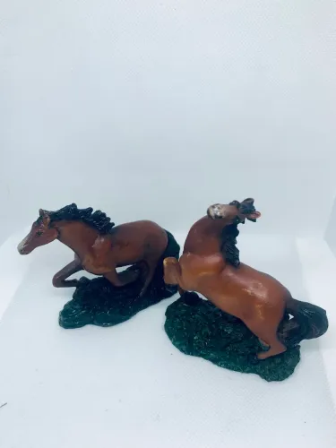 2 lindos mini cavalos em resina 