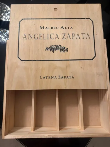 Caixa madeira Angelica Zapata para decoração