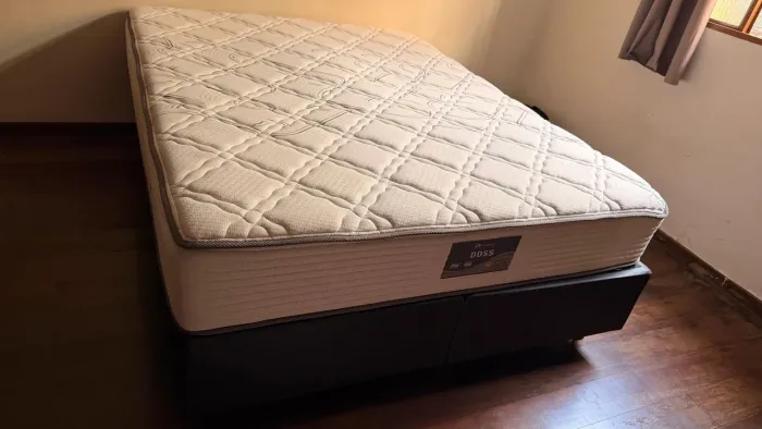 Vendo: Cama box (Queen-Sankonfort colchões).