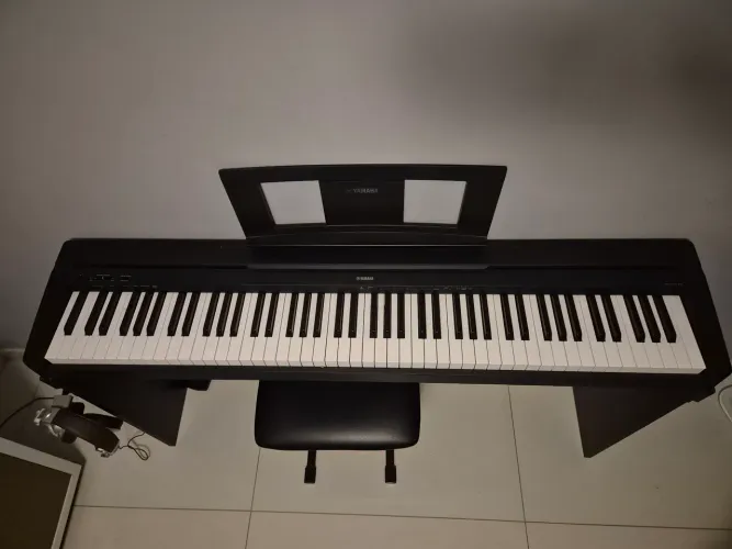 Piano digital Yamaha p45 + estante + pedal + estante