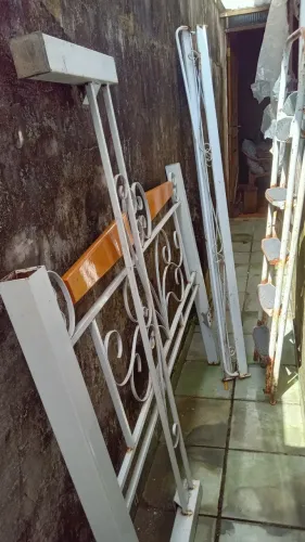 VENDO UMA CAMA DE FERRO COM ESTRADO DE MADEIRA. NÃO ACOMPANHA COLCHÃO