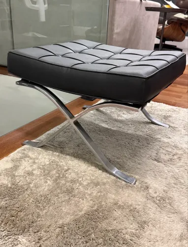Puff Barcelona Couro Preto com Pés Inox - MZ4 Design