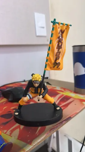Figure Naruto Uzumaki com Bandeira Hokage - Naruto Shippuden