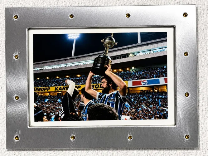 Quadro,De León levantando a Copa Libertadores de 1983