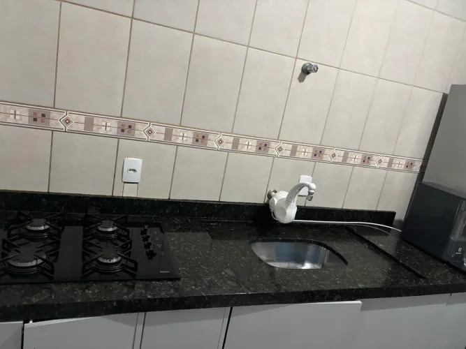 Bancada granito verde Ubatuba com fogão Philco