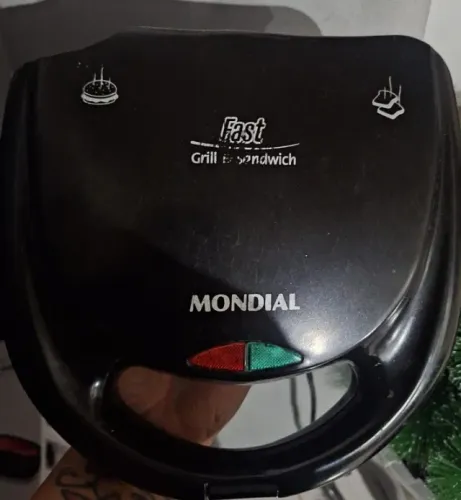 Sanduicheira Com Pequena Parte Quebrada (Nada Que Afeta) R$ 30