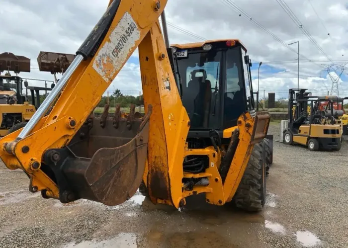 Retroescavadeira Jcb 3cx 2024