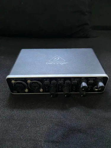Interface de áudio behringer UMC204HD