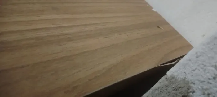 Vendo . 2 mesas de produção. E um balcão co gavetas só tem 2 detalhes nas 2 quinas do balc
