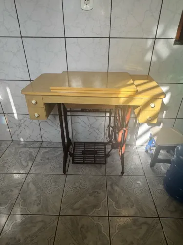 Máquina de costura clássica com suporte em madeira