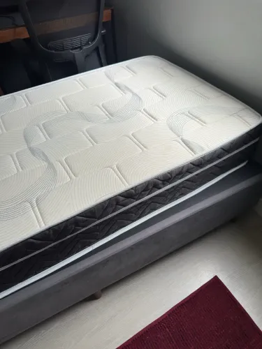 Vende-se cama de solteiro, com molas.