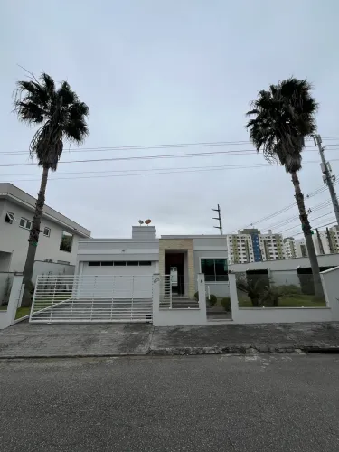 Alugo linda casa de 3 quartos semi mobiliado com piscina no pedra branca