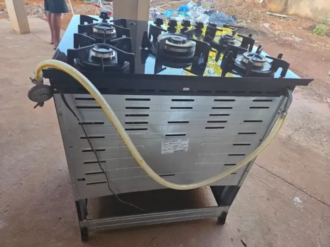 Vende-se fogão Dako Magister 5 bocas, mesa de vidro preto, trempes em ferro fundido.