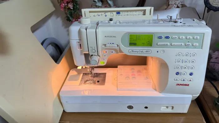 Maquina de Costura e Bordados 