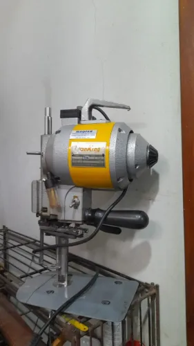 Máquina Industrial de Corte de Tecido Lion King - 500W - 110V - usada - Funcionando -R$700