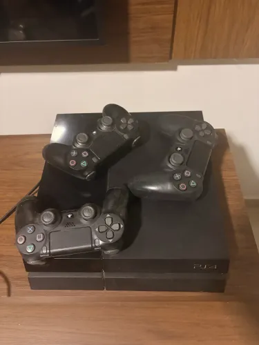 PS4 com 3 controles (1 com defeito)