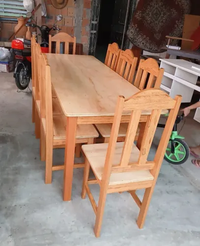 Vendo uma mesa de madeira grande com 8 cadeira