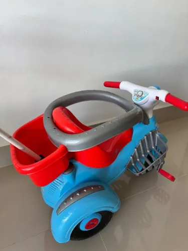 Triciclo de passeio e pedal 2 em 1. Calesita