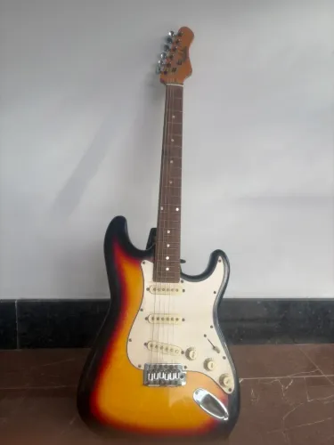 Guitarra Dolphin elétrica usada com corda estragada + suporte para a guitarra 
