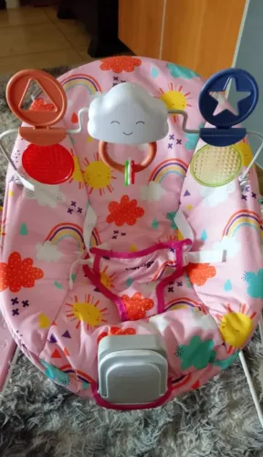 Cadeirinha de descanso ela vibra e toca música 