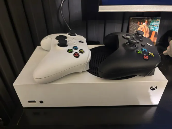 Xbox Series S 512GB + 2 Controles Originais - Impecável