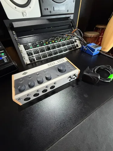 UAD VOLT 476P SEMI-NOVA