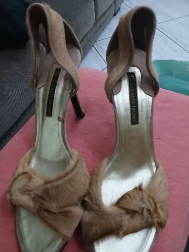LINDA SANDÁLIA PAULA FERBER EM PÊLO NATURAL E CAMURÇA FEITO A MÃO N39 PURO LUXO