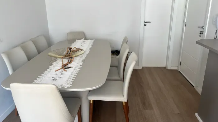 Mesa e 8 cadeiras