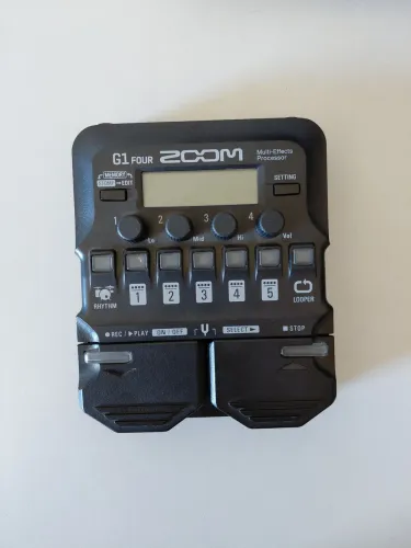 Pedaleira Zoom G1 Four + Assessórios