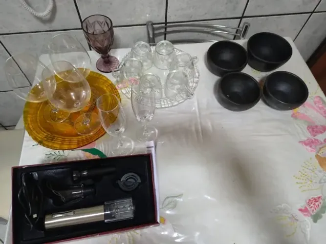 Kit louças, xícaras, boleira, bowl, taças e abridor elétrico de vinho